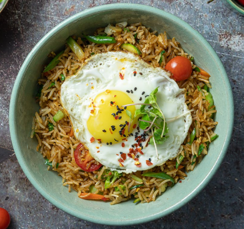 Hot spicy fried rice with omelet